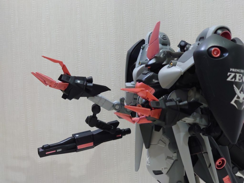 サブアーム廃止したので代わりにメインアームを伸びるようにし、更にそこに武器も増やしてみました。前の画像に戻って貰えると分かるんですが、肩の辺りにいい感じにすっぽり収まってくれているのが気に入ってます♪