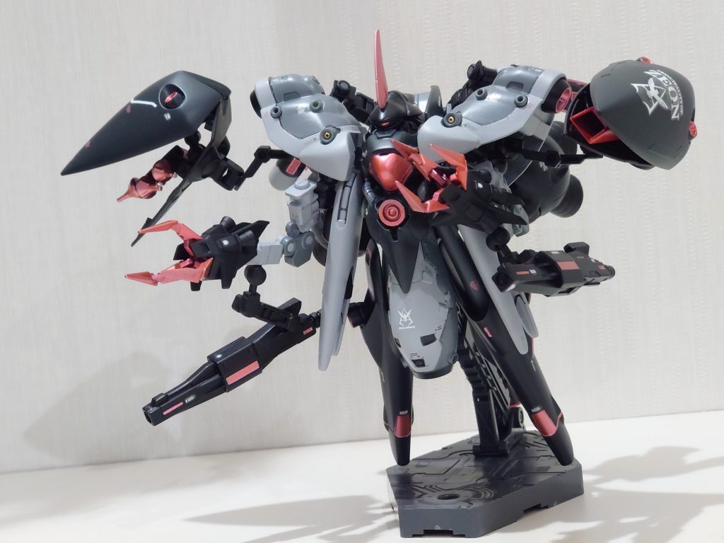 右肩はファンネルを5機なのですが...取り外し可能なのは4機です(笑)