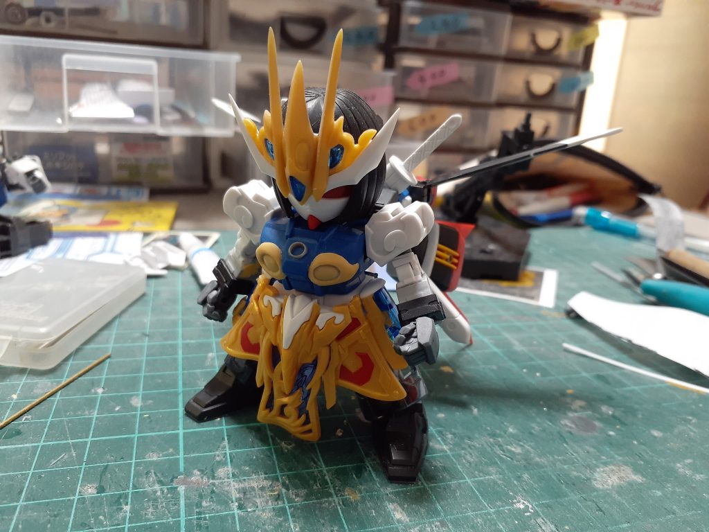 頭と肩に孫尚香ストライクルージュ胴体にSDEXストライク腕と脚とリアアーマーに荀彧ストライクノワールサイドアーマーに張遼サザビーフロントアーマーに貂蝉クシャトリヤと曹操ウイング偉聖の装