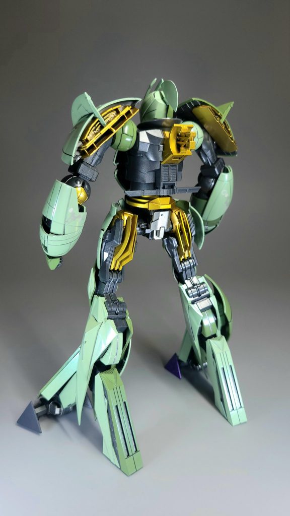 背部脚部や肩部のスラスターベーンは∀ガンダム同様にゴールドにクリアレッドを吹いています。