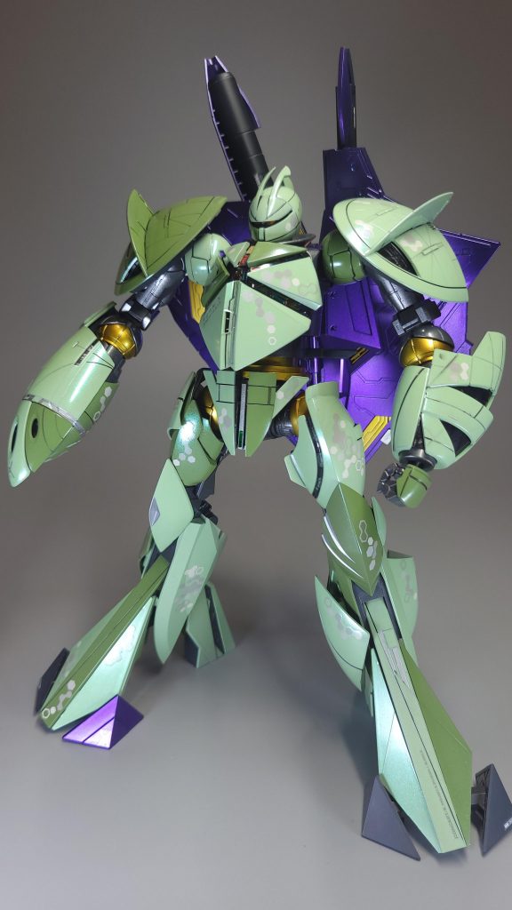 正面左右非対称の形状をした変わった機体のため、カラーリングやデカールパターンも2色にし異形感を際立たせました。