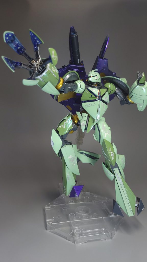 シャイニングフィンガー本機最大の武装。劇中でもかなりの頻度で使用されていました。開閉ギミックが素晴らしく、収納時は綺麗に形状維持され展開時には大きく開きます。