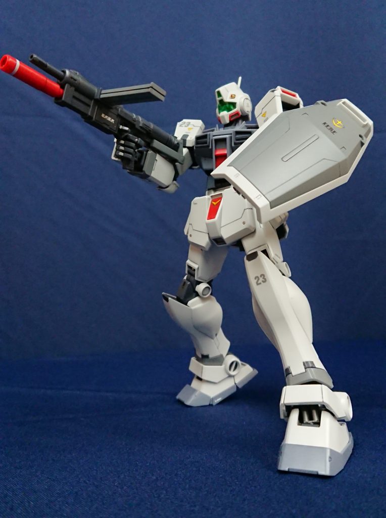 専用マシンガンでサイクロプス隊の迎撃を開始するジム寒冷地仕様！まぁ、本編ではボッコボコでしたけどね…マシンガン自体はグレネードも付いてて凄く強そうな見た目してます。横に飛び出してるマガジンはフォアグリップ代わりにもなるようです