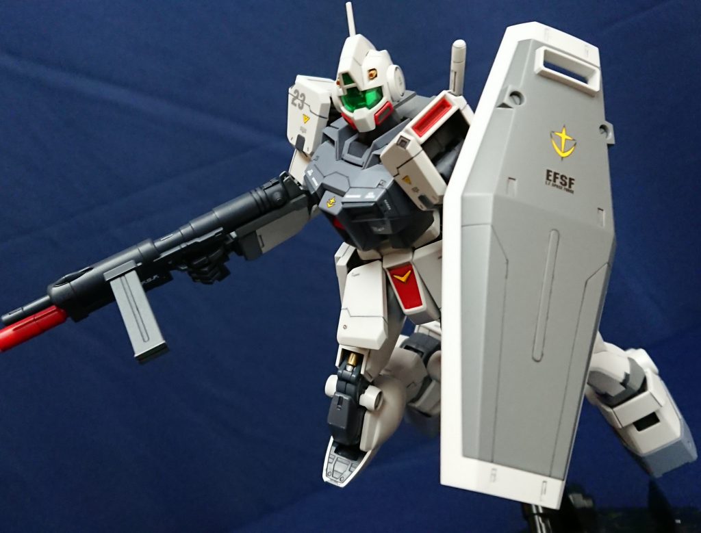 バイザーの中はモノアイのようなパーツではなく、平べったいセンサーアイ(？)みたいになっていたので、レンズ系のパーツが使えず…。その代わりにフィニッシュシートとグリーンのシールを併用してバイザーの中がキラッと光るようにはしてあります