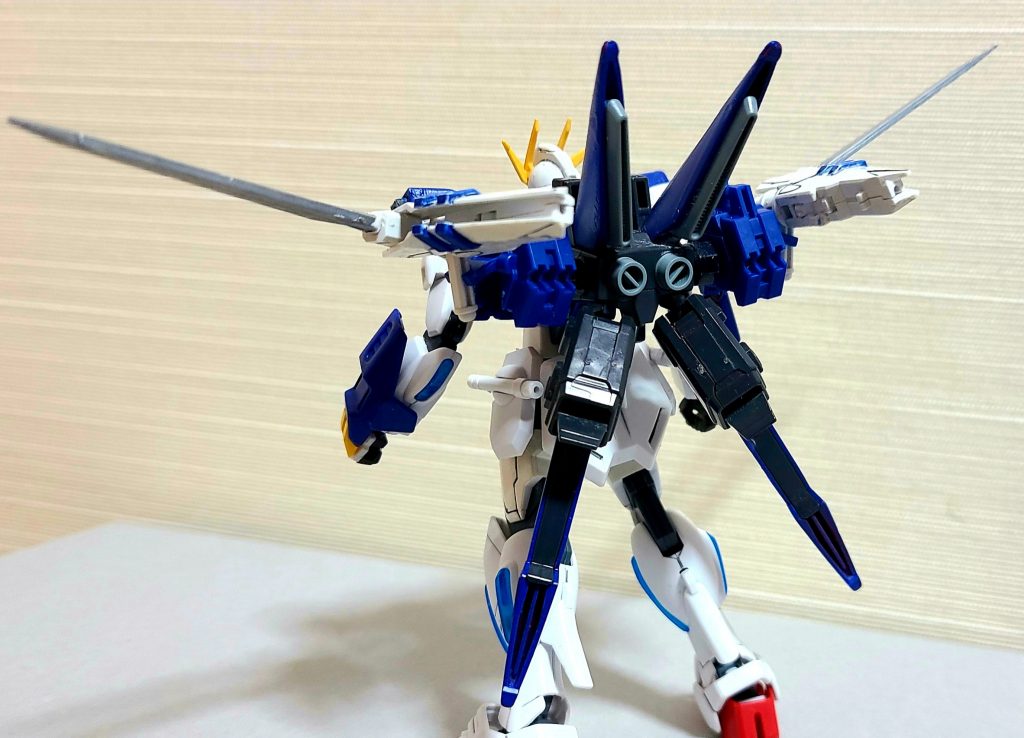 バックショットをば。レッドフレームのフライトユニットをベースに、30MMのシエルノヴァ用肩パーツを使用し、ウイングパーツにフェイダトンファーを装着しました。