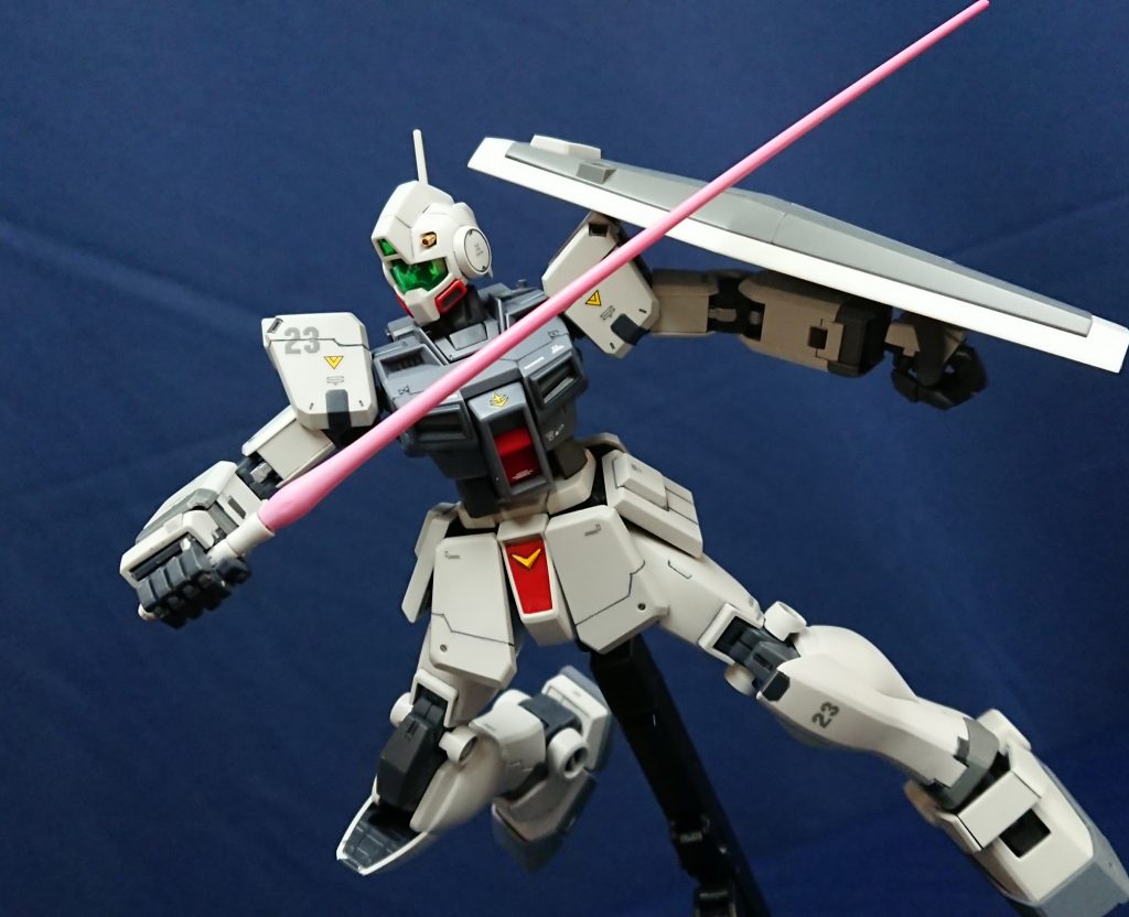 ビームサーベルでアクション！無改造でも可動域が良いので、結構アクションが決まってくれます。ホワイト部分は成形色なので、こすれの心配もないしガシガシ遊べそう！…と思ったら、右肩がだんだんヘタってきたw