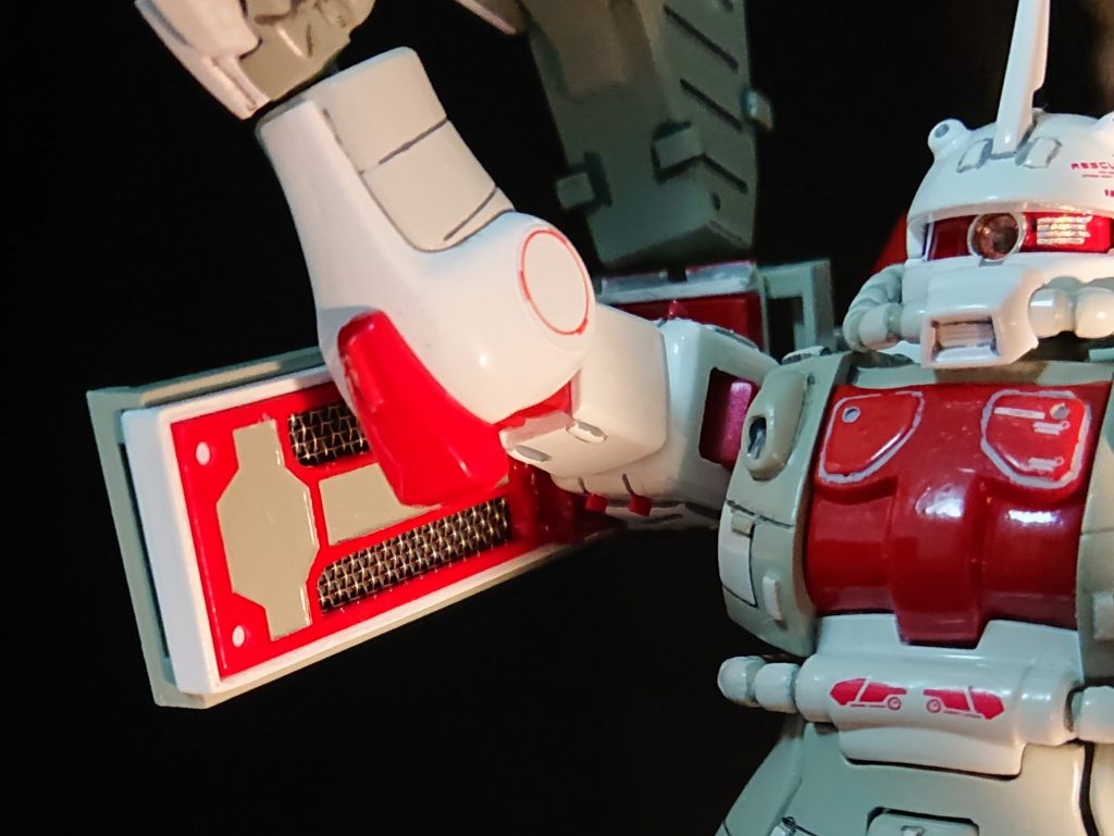 ユニクロといえば、フリース、ヒートテックなど数々のヒット商品を抱え「ファッションをもっと自由に。」をコンセプトに「ガンプラをもっと自由に。」と言いそうな、言わなさそうな。なので、もともとのカラーリングを踏襲しながら、ディテールアップを施してみました。特に上2つの写真にはくりぬいた場所に金属メッシュを入れてます。