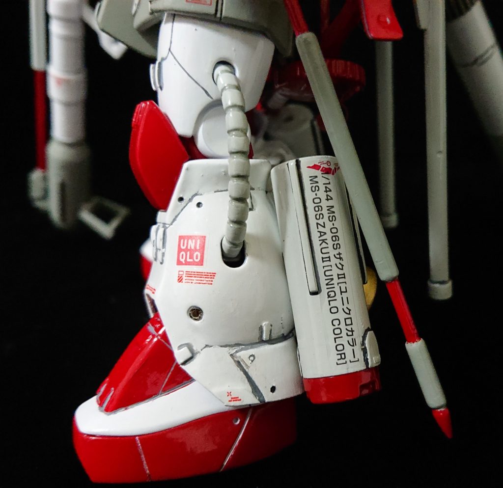 付属デカールの文字もカッコいいので、エネルギータンクに貼ってみた😊本当はジオンマークのデカールもあり、貼るか悩みましたが、ユニクロのロゴを活かしたいので、ヤメ😖