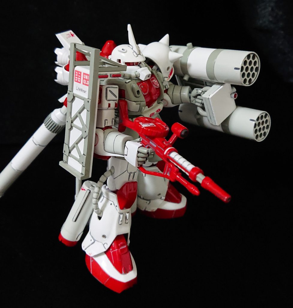 重火器は男のロマン❓はじめは背負ってましたが、いまいちなので盾に貼って左手に。右側の盾のトラス補強も男のロマン❓