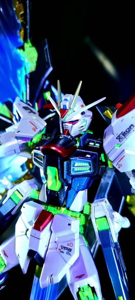 今回はセンサーカメラアイだけではなくストフリ特有の金のフレームも光らせてみました