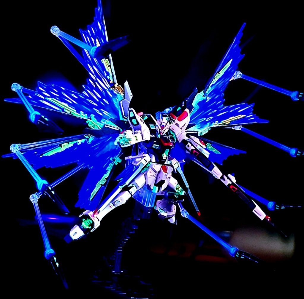 蛍光塗料で光の翼とドラグーンの噴射口が光ります