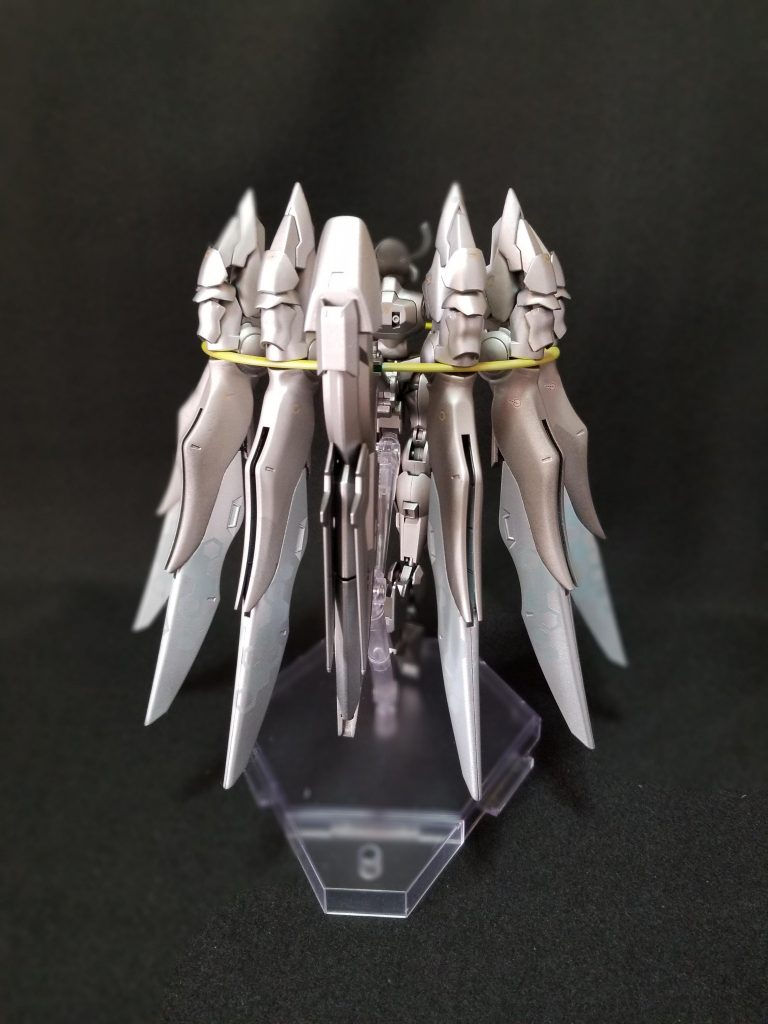 背面この機体の命ともいえる3対+1枚計7枚の羽はポータント3つデスティニー3つ後ろの1枚はジオニックソードにジャンク着けて作りました。