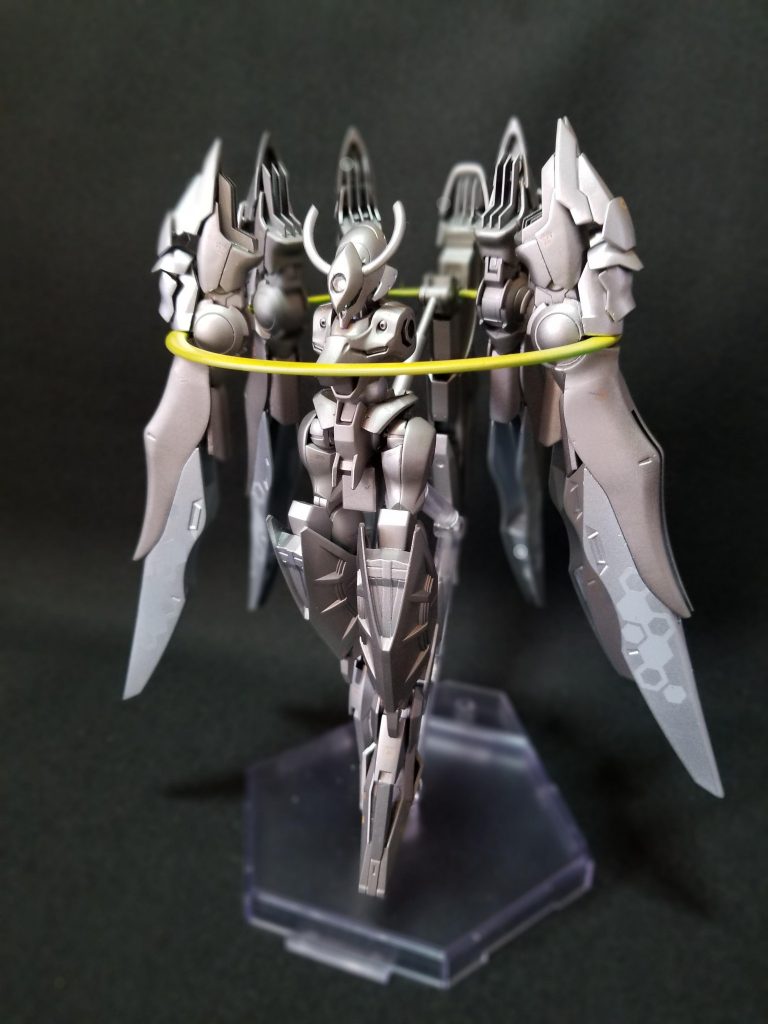 正面腕がないのは作り忘れたとかではなく、デフォルトです。ゲームを見る限り攻撃するときだけ現れます。色合いが地味なのは試作機なのでこれで良いのです。黄色い輪っかはレルム・Dという自動防御フィールドで自己修復機能もついてます。