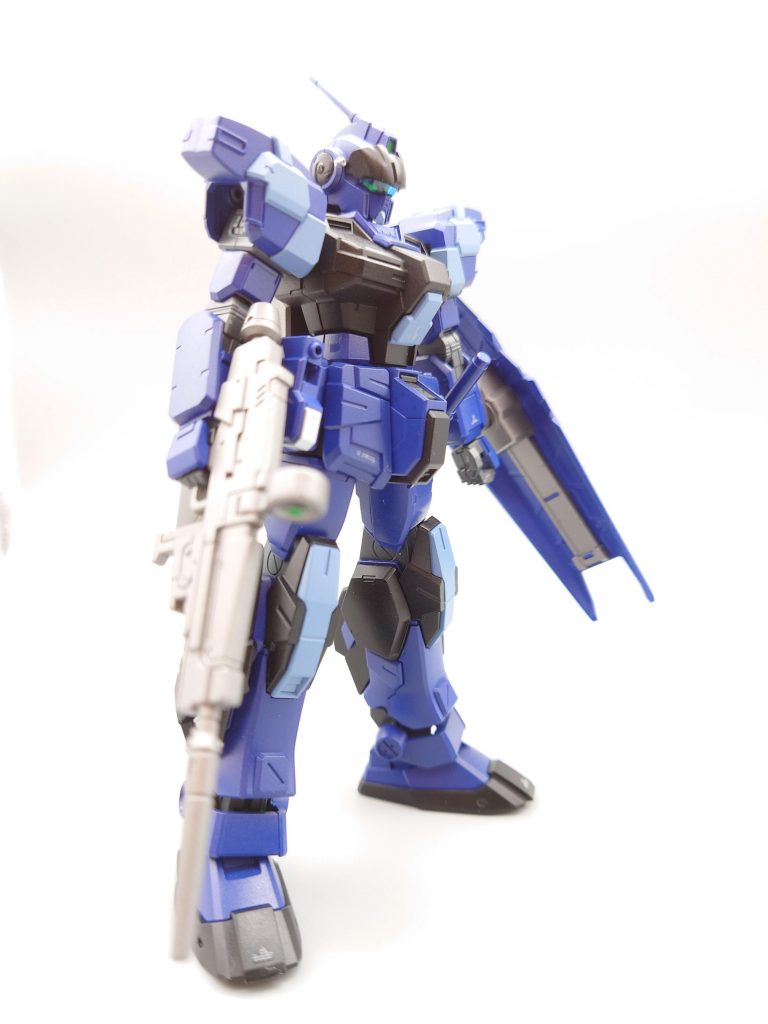 左腰アーマーは余剰部品を着けて予備サーベル装備して３刀流にしてます。バックパックにも余剰部品のプロペラントタンク着けました。