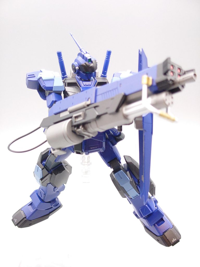 複合型特殊武装「シェキナー」を構えて