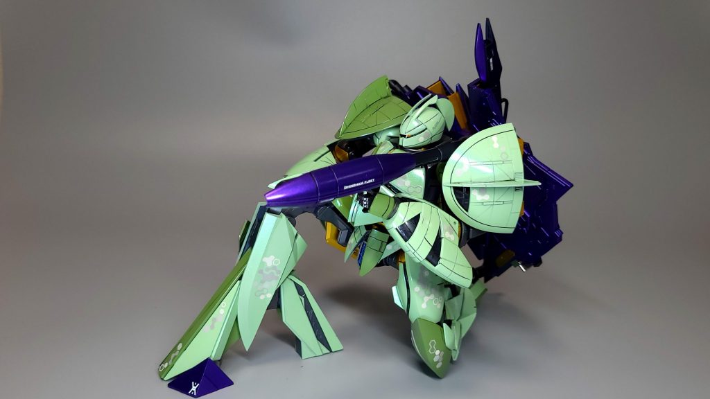 バズーカターンXが持つと小さく見えますが、まぁまぁ大きな武器です。近未来感のあるデザインですね。