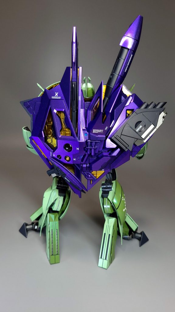 背部にはウェポンラックであるキャラバスを装備。多数の武装が収納されています。メタルヴァイオレットをメインに調色し塗装しました。