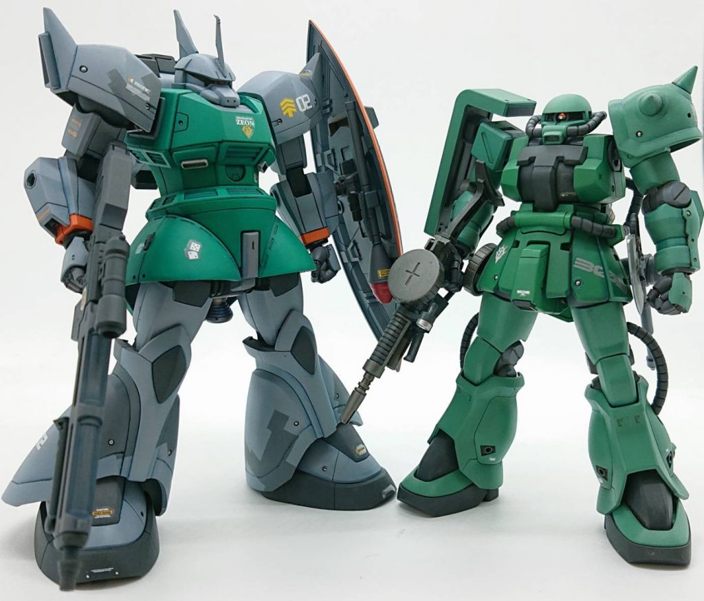 以前制作したザクF2との比較、製作中にちょくちょく並べてみて情報量の比較を行い並べても違和感のないものを目指しました。