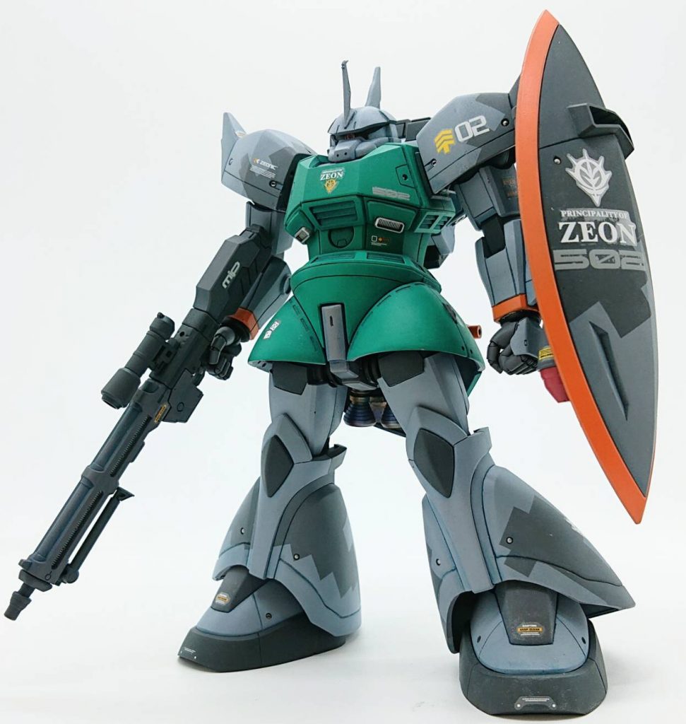 塗装は基本的にエアブラシ塗装、全体的に明るめに塗って、影になりそうな部分を「Mr.ウェザリングカラー フィルタリキッド」のシェードブルーを、さらに胴体緑色の部分の明るくなりそうな部分を同、スポットイエローを筆塗りでフィルタリング塗装し、色味を調整しています。