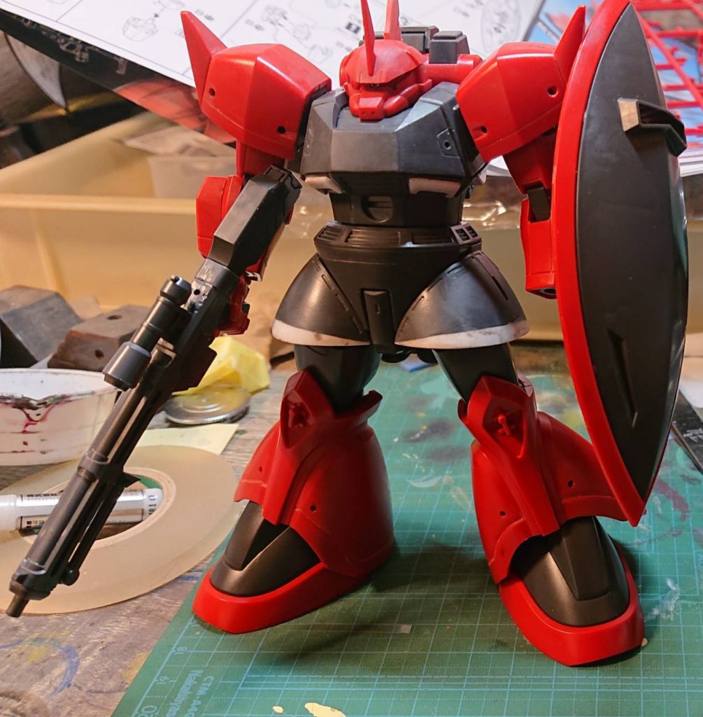 股間パーツはキットのものを切り離してそのまま別パーツ化して使用、股関節のボールジョイントは一度切り離し片側で1mmほどオフセットして接続、スカートが短くS字立ちをさせた時にかっこ悪いので、パテで延長しています。