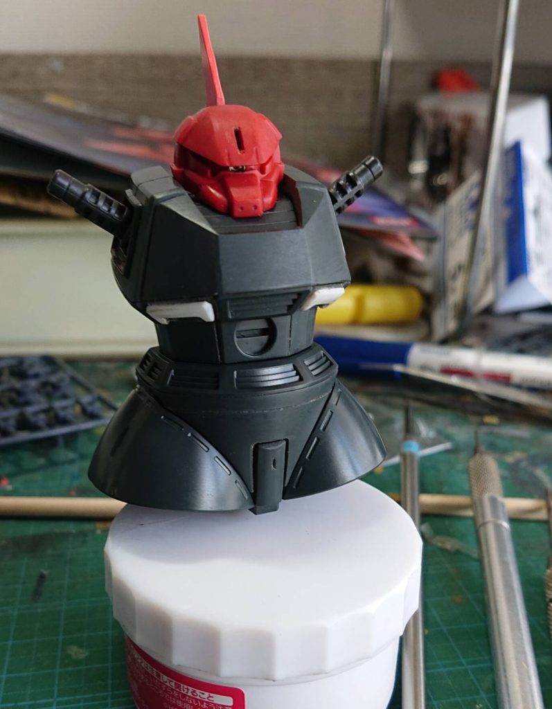 頭部モノアイにメタルパーツ埋め込み、頭部のエッジ出し、首の付け根のパーツは1.5mmほど削って同体内に埋め込み、胸の装甲はやすりで削り込んで面構成の変更、コックピット周辺の腹部のパーツを胸部と接続する部分を2mmほど上にオフセット、などを行っています