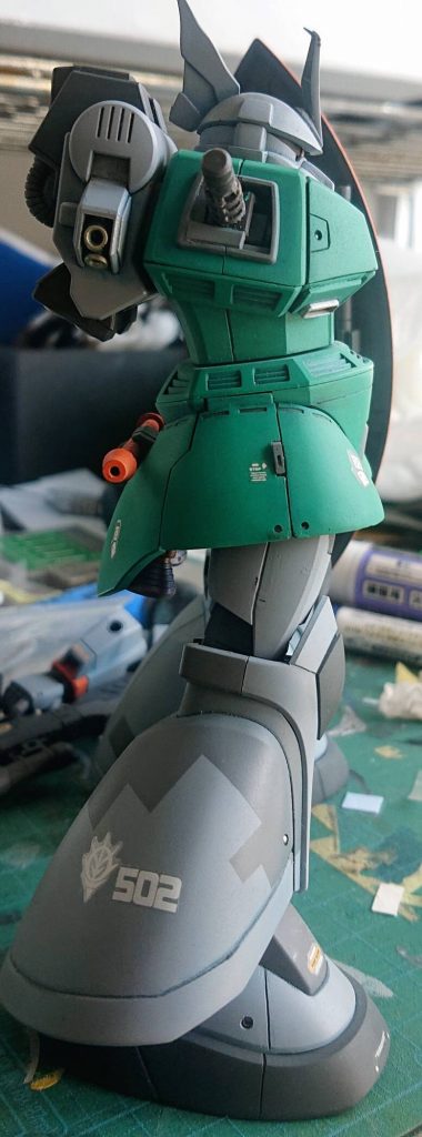 上記の工作からがっつりS字立ちが決まるようにしたのと、武器や盾の重さで腕部が垂れ下がってしまい、徘徊するゾンビや長時間残業でくたくたになった帰宅途中のサラリーマンみたいになるのが嫌だったので、腕間接にプラ板でストッパーを付けてあえて可動範囲を制限してあります。