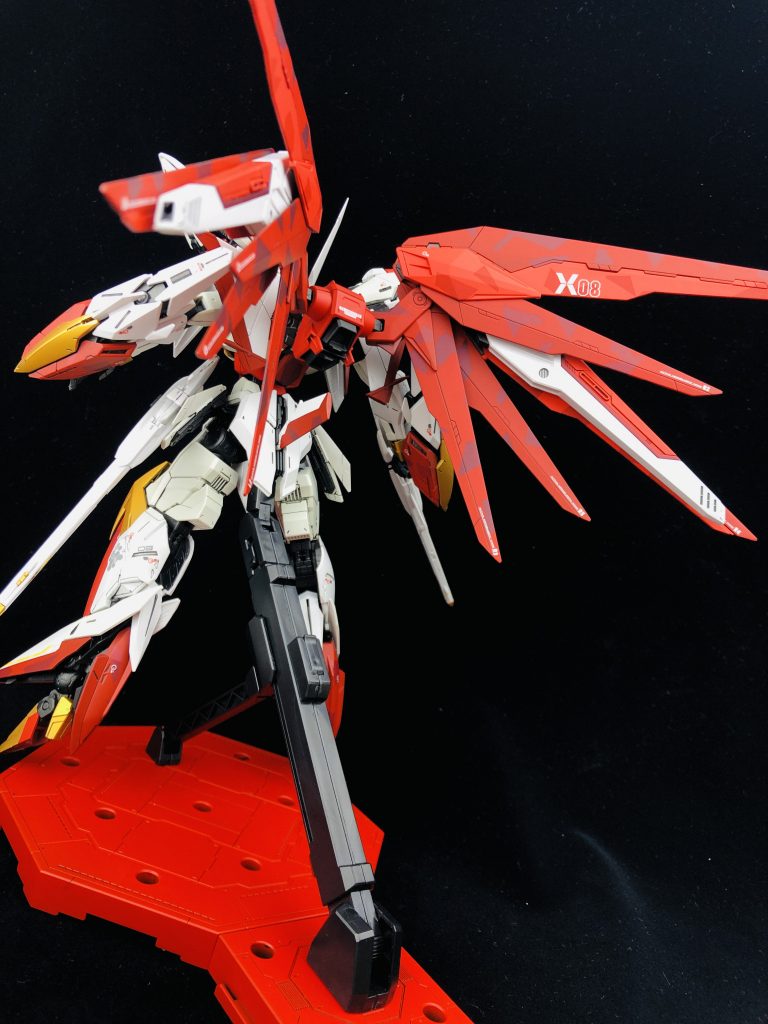 ベースにも使ったメインの赤は富野展にて購入した通称