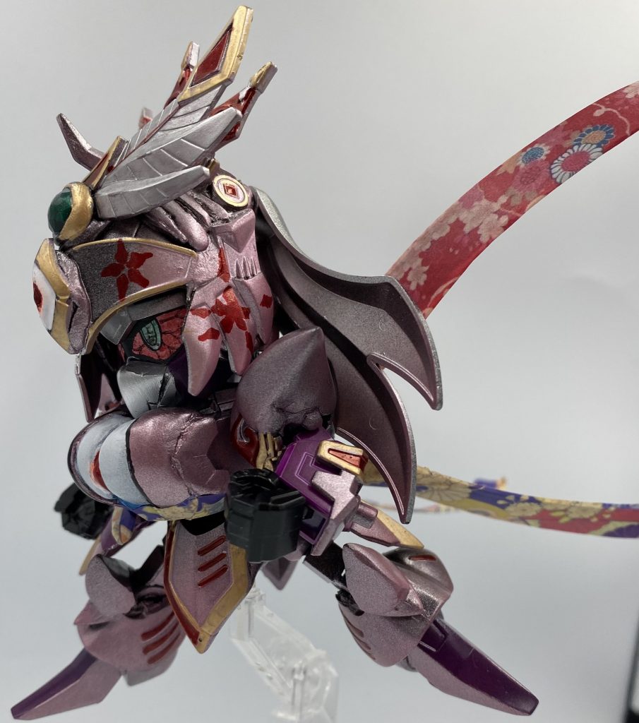 ■上弦の陸・堕姫。上半身は騎士ガンダム、下半身は貂蝉キュベレイを使用しています。帯のイメージのために和柄マスキングを使用。