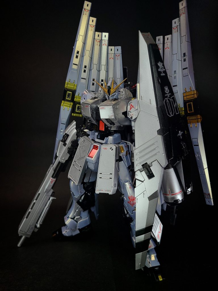 追加武装肩部ミサイルランチャー8基装備されており、ΖΖダブル・ゼータガンダムと同じ部材が採用されている。構想段階ではサイコミュによって射出後の弾道をある程度コントロールするサイコミュ・グレネードの搭載が検討されていたが、機器が小型化できずに断念された。