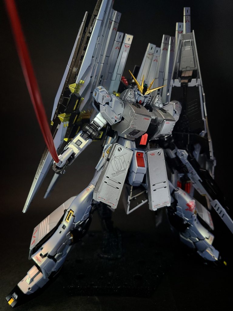 ハイ・メガ・シールドνガンダムのシールドに重ねて装備する。大口径メガ粒子砲を2門装備するシールド。大容量コンデンサーシステムを内蔵し、ジェネレータはνガンダムのシールド内蔵のビーム・ガン用ジェネレーターを転用することで大幅な軽量化を図っている。シールドだけでハイ・メガ・キャノン級の威力を発揮できるが、コンデンサーへのエネルギー充填に時間がかかるため連射性能は低い。
