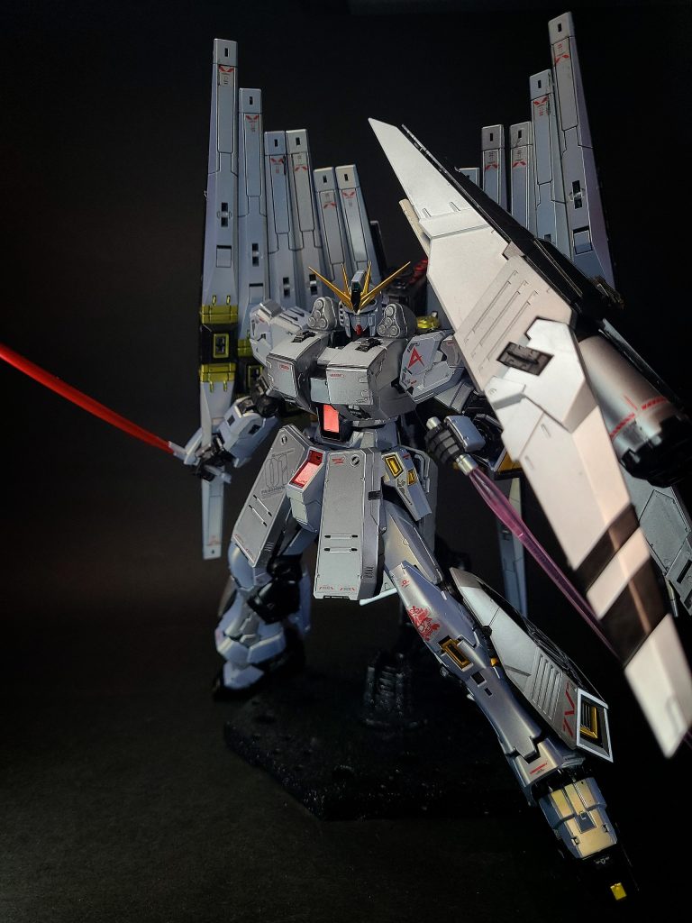 備考プラモデルでは「SDガンダム BB戦士 No.209 νガンダム(HWS仕様)」「HGUC νガンダム(ヘビー・ウェポン・システム装備型)」としてキット化されている。後者は組立説明書では特に言及されていないが、パーツの関係上、ノーマル状態のνガンダムを組むことも可能(成型色は若干異なる)。