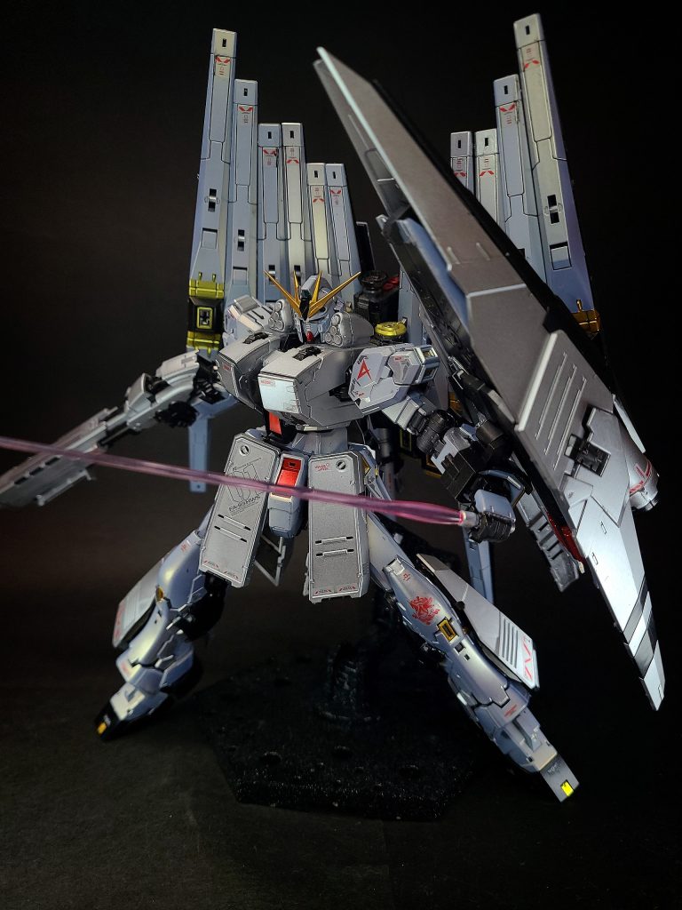 「元祖SDガンダム NO.39 νガンダム ヘヴィウェポンシステム」ではオリジナルのヘッドアーマー(頭部メガ粒子砲内蔵型)も追加されている他、コの字のフィンファンネルをバックパックからスプリングの仕掛けを使って発射することもできる。ノーマル状態のνガンダムを組むことも可能だが「元祖SDガンダム No.1 νガンダム」と比較してディティール等に差異がある。漫画『機動戦士ガンダムALIVE』では主人公の新たな搭乗機として登場する。