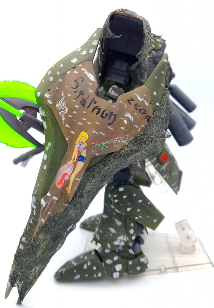 上半身とシールドにカモフラージュネットを装備させました。シールドにはデカール貼りと文字入れを行いました。