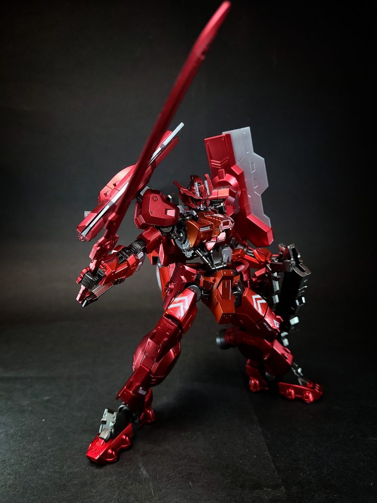 スレッジハンマーγナノラミネートソードの鞘としても機能する殴打武器。取り回しは良く、この状態でも優れた武装である。非使用時にはサイドスカートにマウントされる。