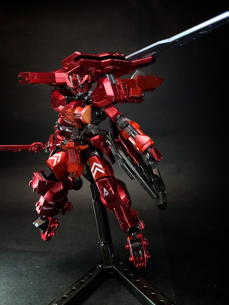 アスタロトに採用されているガンダム・フレームは基幹となる設計思想こそ他のガンダムと同様だが、一部フレームに特殊なエネルギー伝達機構が採用されているのが特徴である。これはアスタロト専用装備のγナノラミネートソードを使用するための機構であり、エイハブ粒子を接続ケーブルを介して刀身に伝送する。これにより刀身にγナノラミネート反応が発生し、接触したナノラミネート構造を破壊させることが可能となっている。他にも殴打武器のスレッジハンマーやショットガンなどが装備されており、あらゆる状況に対応可能となっている。厄祭戦終結後、本機の所在は不明となっていたが、激戦の地となった月面の調査を任されたウォーレン家により、一部損傷した状態で巨大クレーターの底で発見された。ウォーレン家の所有が正式に認められた後に、当時の技術で厄祭戦当時の姿に修復され、その際に胸部装甲と両肩部のブレードシールドにウォーレン家の象徴として家紋が刻まれている。以後、ウォーレン家が世代を超えて300年近くアスタロトを受け継いできた。だが、『月鋼』本編の数年前にウォーレン家が経済圏と不正取引していたと発覚し、その不祥事を理由に家の取り潰しの憂き目に遭う。不祥事を起こした家の機体など他のギャラルホルンの貴族が欲するわけもなく、アスタロトはアングラな市場を彷徨い、装備や装甲がバラバラに売却されてしまった。最終的にアスタロトは、古くからウォーレン家と付き合いが深かったタントテンポの頭目テッド・モルガトンの手に渡るが、もはやフレーム同然の無残な姿となっていた。その後、同じくタントテンポに拾われたウォーレン家の末裔、ヴォルコ・ウォーレンの意向によりパーツの欠損部分が他の機体のパーツで代用され、『月鋼』本編のアスタロトの姿となった。以降、失われたパーツを取り戻し、アスタロトを本来の姿に戻す事がヴォルコの悲願となっている