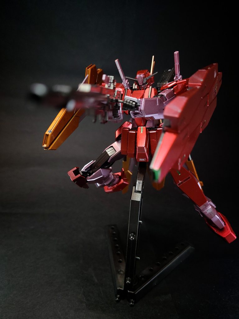 武装・必殺攻撃GNビームピストルII背部に2挺マウントされているビーム拳銃。デュナメスのGNビームピストルの改良型で、中・近距離戦闘時の主力武装。なお先述の通り本機はビームサーベルが廃された為、近接戦闘の為に銃身の下部に対ビームコーティング処理が施されている。これによって敵機のビームサーベルを受け止めたり、格闘戦用の斧としても使えるようになっている。パイロットのライル自身が乱戦時の乱れ撃ちを得意分野としていることから、作中では後述のGNスナイパーライフルIIより活躍した。また、生前のニールが出したアイディアを採用している。