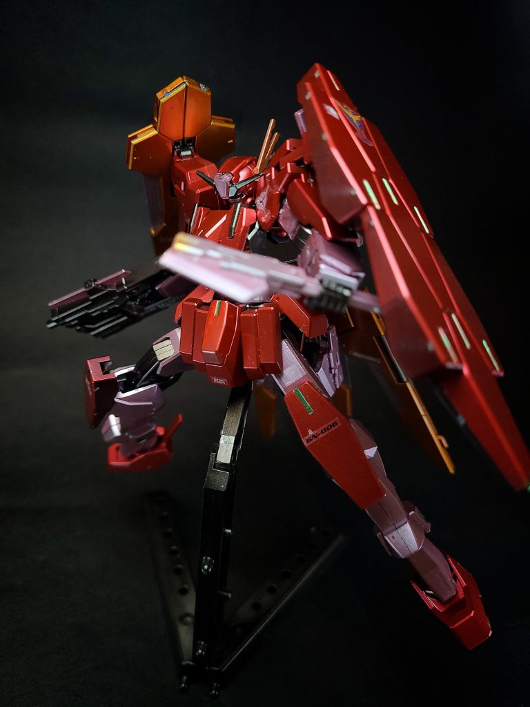 GNスナイパーライフルIIこちらはGNスナイパーライフルの改良型。長距離狙撃時の主力武装で、威力と射程に優れている。不使用時は二つに折りたたんで右肩に装着する。また、折り畳んだ状態で「3連バルカンモード」としても使用可能。こと狙撃においては兄のニールより劣るとは言え、激しく動き回る敵MSを正確に撃墜するライルの腕前から、あくまで好みの問題と考えられる。GNミサイルポッドデュナメスと同様に腰部に4基内蔵されている実弾兵装。1基につき2発、計8発のGNミサイルを搭載している。