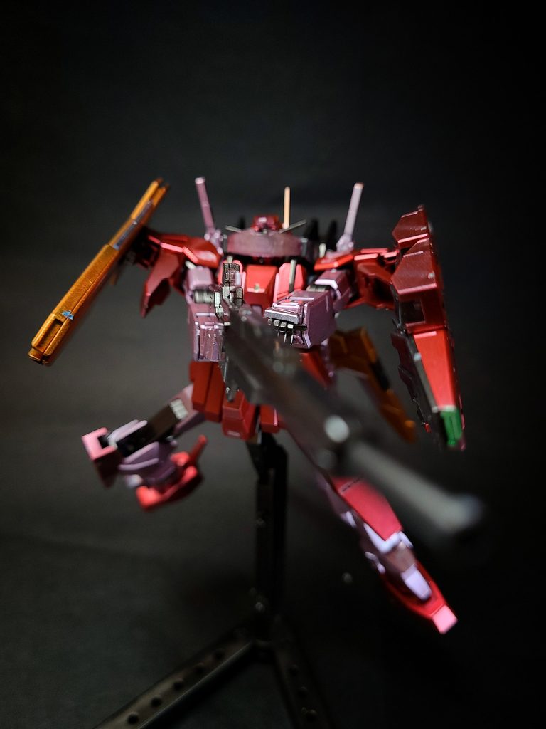 GNシールドビット本機の防御兵装で、GNフルシールドを発展させた物と思われる。制御はハロが行う。機体各部に9基が装着されており、機体から分離して展開し、全方位の敵の攻撃から自分や味方機を守る。ビット同士を合体させる事で有効防御面を拡大させる事も可能。また、小型ビーム砲を各1門内蔵しており、攻撃にも使用できる。さらに、4基1組で高出力ビームを放つ「アサルトモード」と呼ばれる機能も存在する。粒子残量が少なくなった時は機体に再装着することでGN粒子の急速充填を行う。