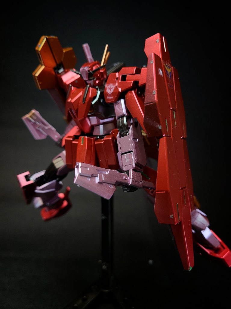 対ガデッサアロウズとの最終決戦で対峙。ヴェーダのバックアップを失ったもののほぼ無傷のガデッサに対し、メイン武装であるGNスナイパーライフルやGNシールドビットの大半を失い、機体もほぼ半壊という圧倒的不利で交戦開始。だがイノベイター（イノベイド）すらも凌駕する卓越した技量で互角以上の激戦を繰り広げる。それでも限界寸前の機体では徐々に逆転され、ついにGNシールドビットを、次いで右手を破損。ライル本人も衝撃で左頭部を負傷する。絶体絶命のピンチに1秒限りのトランザムシステムを繰り出して、ガデッサの攻撃を回避。そのまま背後に回り、最後に残った1丁のGNピストルIIを逆手でコクピットに押しつけて連射、逆転勝利をする。大破した機体はそのまま戦線離脱。イノベイドとの最終決戦ではこれが最後の出番となった。