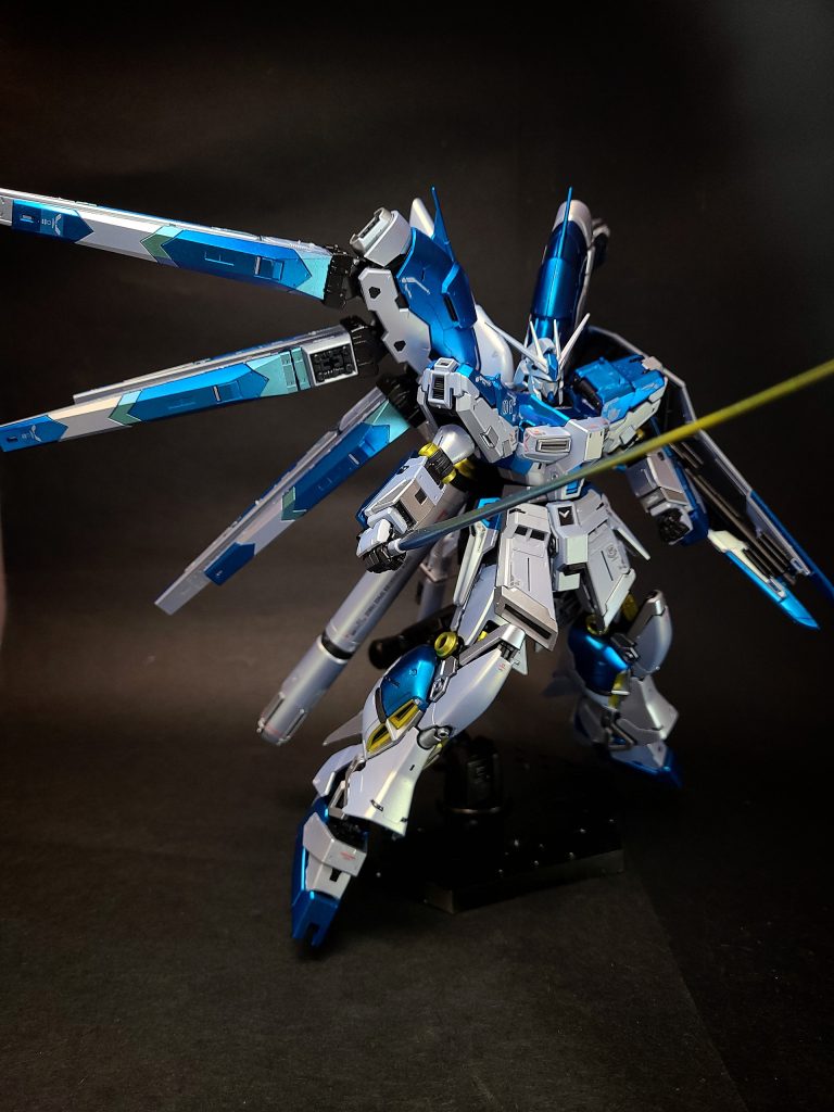 デザイン (CCA-MSV版Hi-νガンダム)『CCA-MSV』に属するνガンダムの改良発展機として初めて分類した書籍「データコレクション 逆襲のシャア編」では、ホビージャパン初出の出渕による設定画を紫と白を基調に着色し掲載された。特徴としては、全体的にボリュームのあるスタイルであり、頭部のデュアルカメラはνガンダムと同じグリーン、胸部ダクトがイエロー、ファンネルはグラデーション塗装で着色されており、プロペラント・タンクが、本体の重心を支えるように長い。武装は設定の記述のみでデザインが存在せず、テレビゲームに登場の際はオリジナルの配色であった。このデータコレクションの設定画をもとに、後にカトキハジメが再デザインをしたものが「MG Hi-νガンダム Ver.ka」版である。