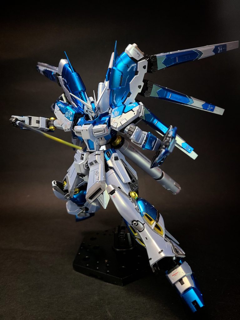 「ベルトーチカ・チルドレン」に準じる設定小説『機動戦士ガンダム 逆襲のシャア ベルトーチカ・チルドレン』に登場するνガンダムをHi-νガンダムとする設定。『ベルトーチカ・チルドレン』は登場するキャラクター・機体やストーリーが映画版と異なるパラレルワールドであり、それ故にこちらの設定においてHi-νガンダムは劇場版のνガンダムに相当する全く同一の機体となり、両機は相互にパラレルの関係にある。映画版のνガンダムと同じく実質3ヶ月の短期間で建造された急造の機体であり[56]、アムロが設計していたサイコミュを内蔵したガンダムである[57]。元々は地球連邦軍がアナハイム社に開発させていた機体だが、ブライトのロンド・ベル隊の赴任の手土産として本機のロンド・ベルへの配備が決定したことを受け、アムロは自身が設計したサイコミュを搭載させ、正式採用機となった。その為、映画版と異なり機体の設計にアムロ当人は関与していない。右腕部に単装タイプのマシンガンを装備し、後部のマガジンラックは交換が可能。シールドの裏には、一年戦争時のビーム・ライフルに相当する出力を持つビーム・ガン用ジェネレーターを内蔵する。形式番号と名称は、小説及びそのコミカライズでは「RX-93 νガンダム」のままであり、劇中でもそう呼称される。模型媒体では「RX-93-ν2 Hi-νガンダム」の商品名で発売されている。プラモデルの解説では、型式番号が「ν2」となっているのは建造途中の仕様変更により改訂されたものとされ[56]、「ν1」にあたる機体が存在するわけではなく、その一部が改訂前の設計案として言及されている。