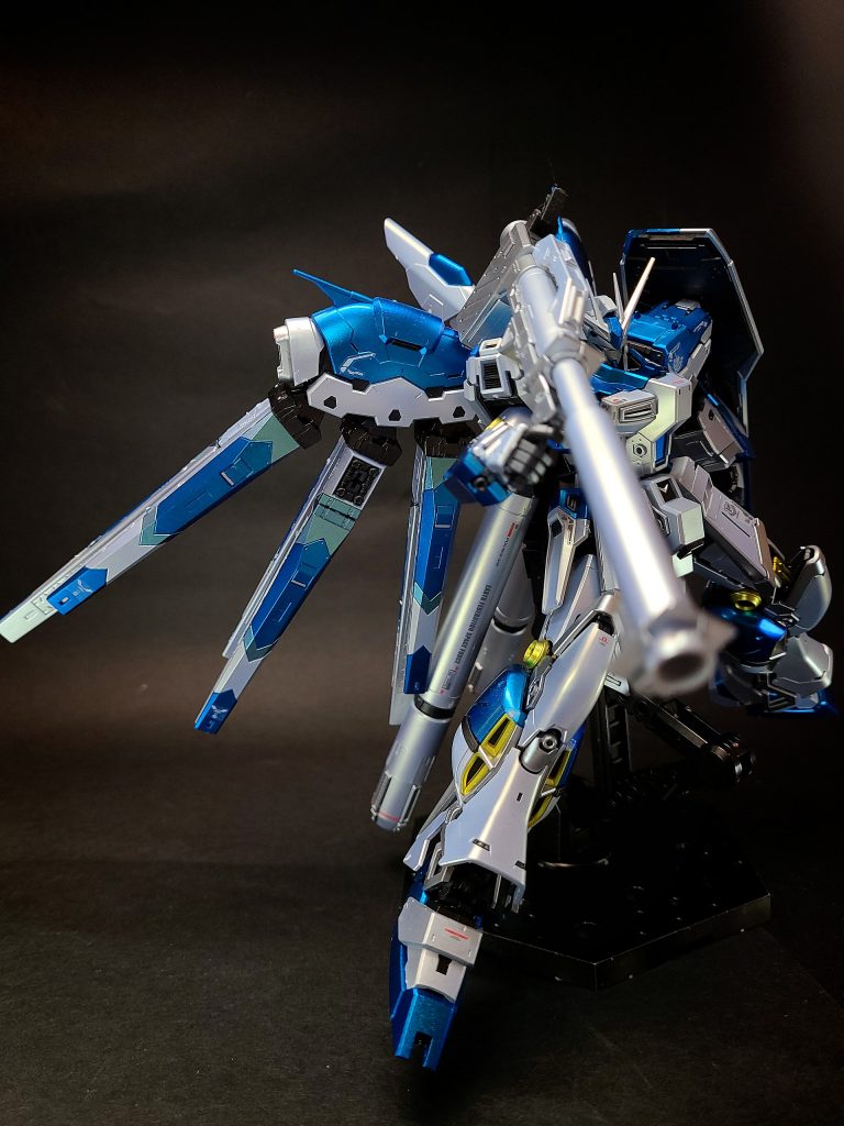 サイコフレームの導入（Hi-νガンダム）νガンダムの発展型とする設定前機体であるRX-93 νガンダムは、月のフォン・ブラウン工場にて建造途中の段階で、シャアの判断でネオ・ジオンからアナハイム社にリークされたサイコフレーム技術が提示され、急遽建造中のνガンダムに導入されている。その後継機として同社で開発されたHi-νガンダムは、基礎設計から根本的に見直され、サイコフレームの再配置とサイコミュとの接続方法が改善された[63]。『ベルトーチカ・チルドレン』に準じる設定5thフィフスルナにおける戦闘で意図的にシャアが残していったサイコ・ドーガ (サイコ・ギラ・ドーガ) を鹵獲したロンド・ベル隊は、機体のコックピット・フレームからサイコフレームを直接切り出して入手した。ベルトーチカがラー・カイラムに運び込んだνガンダムのコックピット周辺に、より正確にサイコミュをコントロールできるよう直接補強板のように取り付けた。なお、後続の模型媒体においては『ベルトーチカ・チルドレン』の内容に合わせ、鹵獲したサイコ・ドーガから入手したサイコフレームを組み込み、実質3か月という短期間で完成したものと解説している。