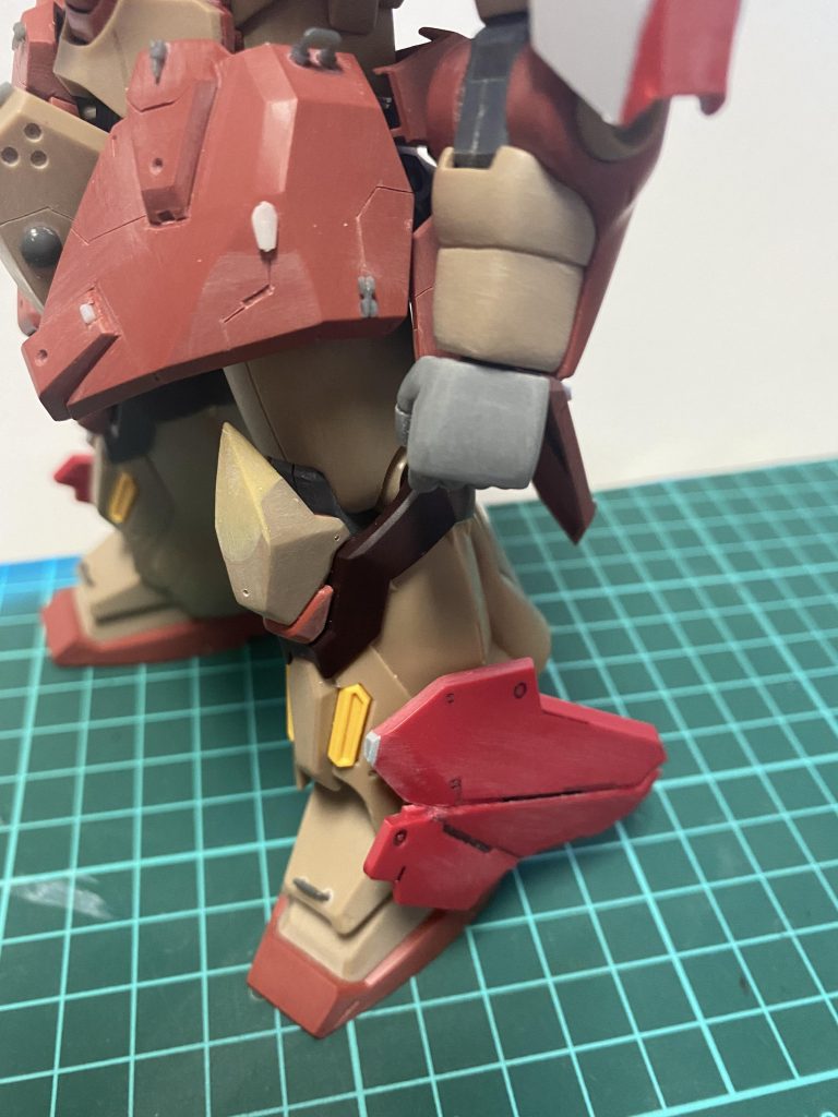 脛横に増加装甲追加、膝装甲鋭利化