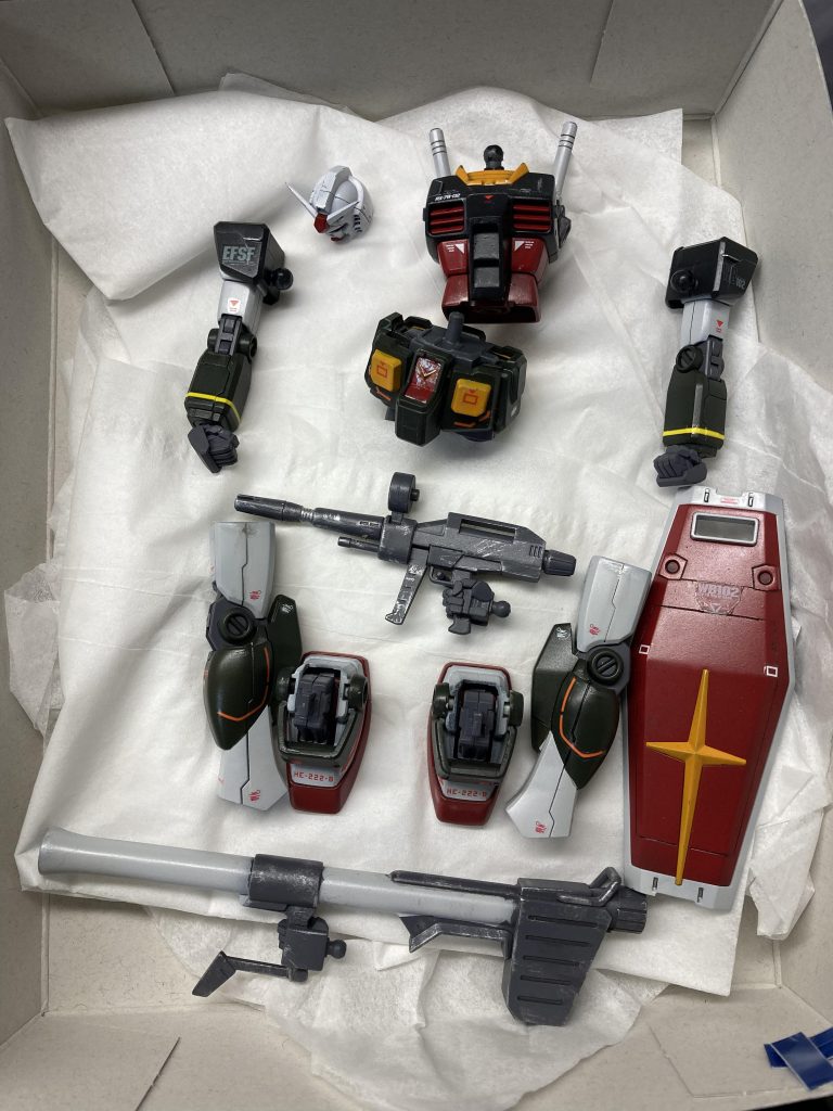 デカールはオリジン汎用④と連邦MS用②を使用。オリジンはRX-78のマークがあるので使った。また連邦MS用②はリアルタイプカラーのデカールなので簡単に往年のポスターとキットのパッケージが再現できる。オレンジラインはFSDのものを使ってアクセントにしてみた。腕の黄色ラインデカールは難しいが、マークソフターを使えば大丈夫。