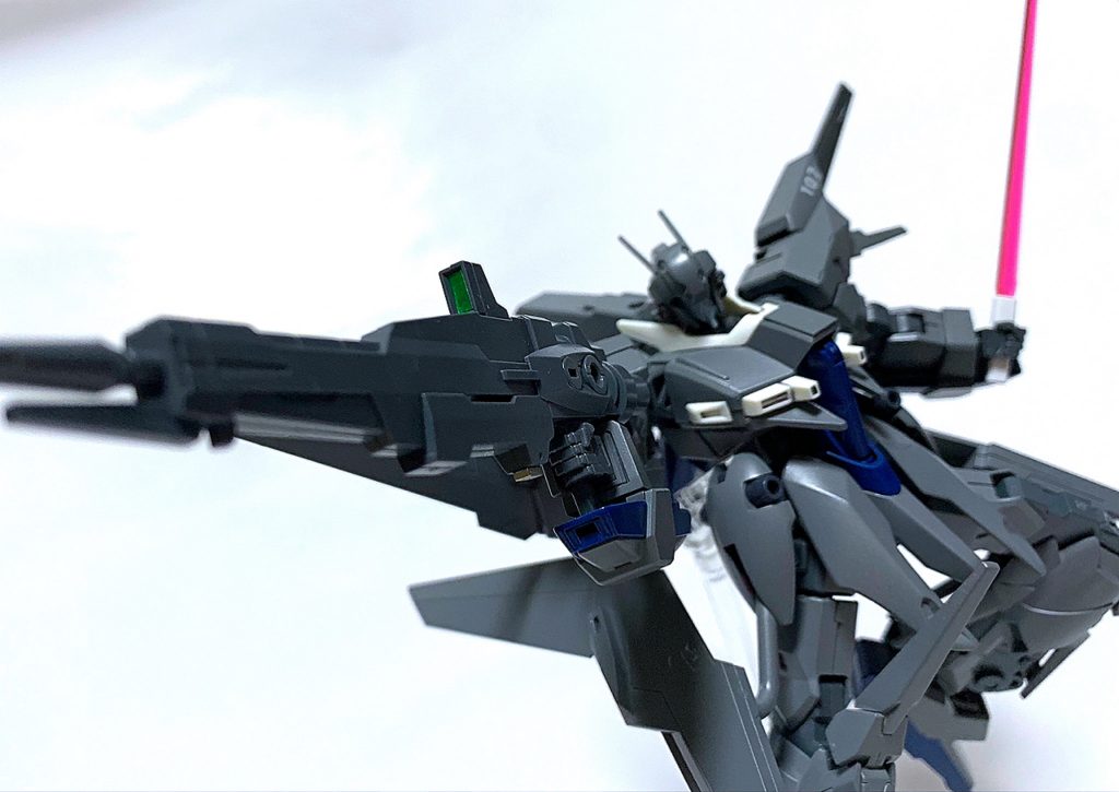 メイン装備であるビームライフルは、ゼータプラスやデルタプラスのものから出力を向上させた試作型。