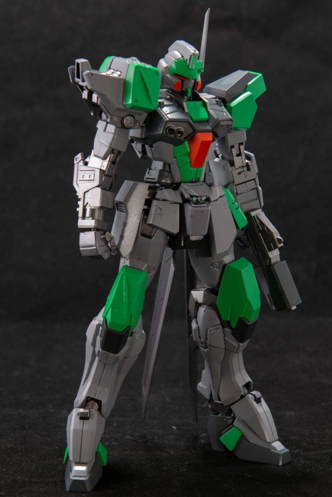 砲撃型のバスターをベースに、キャラクター性から大きく印象を変更するために真逆の近接型として制作しました。本体のおよそ8割はバスターのままですが、全体をアシンメトリーに変更し、靴をヒール状のもの(MGイージス)にする事で全体のイメージを大きく変えています。