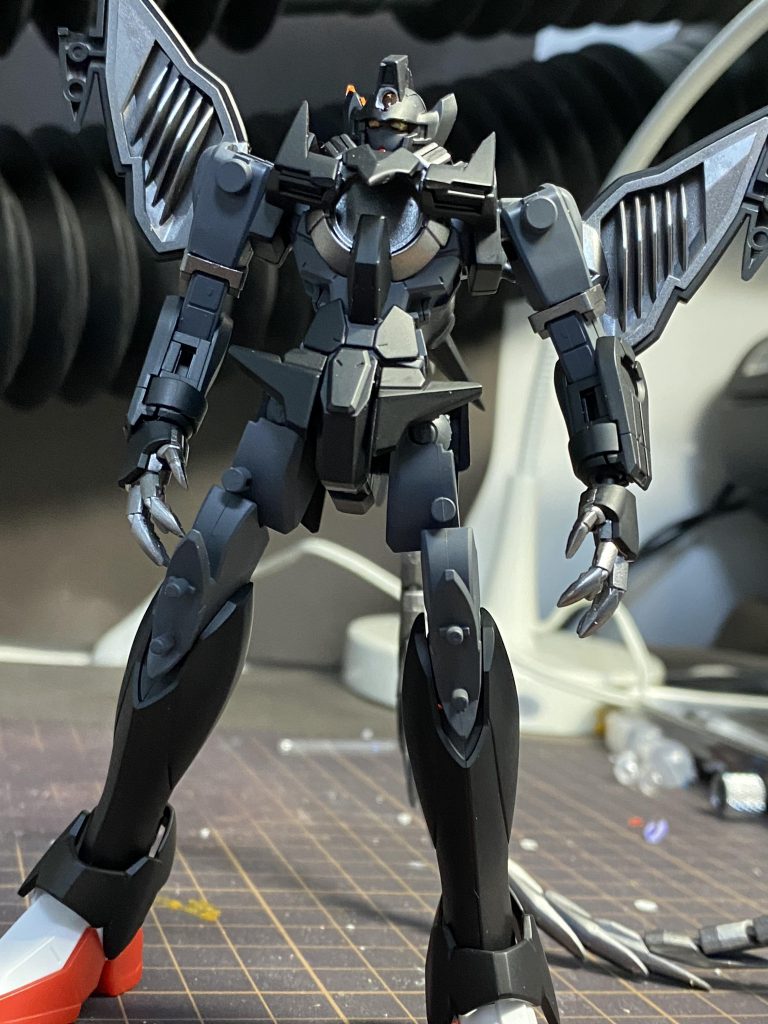 好きなウィングガンダム ゼロ炎のパーツで頭部を構成し、悲運にも折れてしまったクリアパーツを活かすことができてるのでは、と思います。