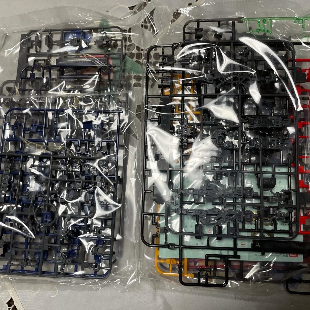 　部品達もしっかり確認^^改めて、リアルグレードモデルの部品の細かさに驚かされました！！