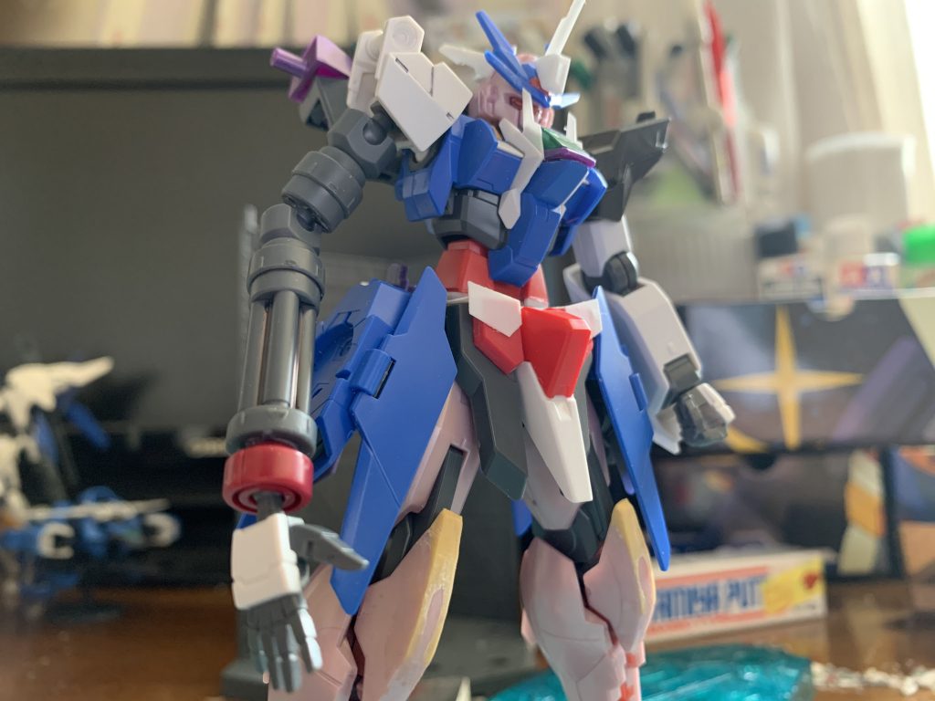 当初義手は思いつきで作ったものだった為に行き場がありませんでしたが、思いつきで急遽ニーケに使うことに。これが全ての始まり。腕部パーツはパワアムのガトリングを切り刻んで関節パーツのボルアムで繋ぎ合わせ。手首はゼルトザームの余剰をそのまま接着、肩はダブルオーダイバーのパーツをそのまま使用しています。