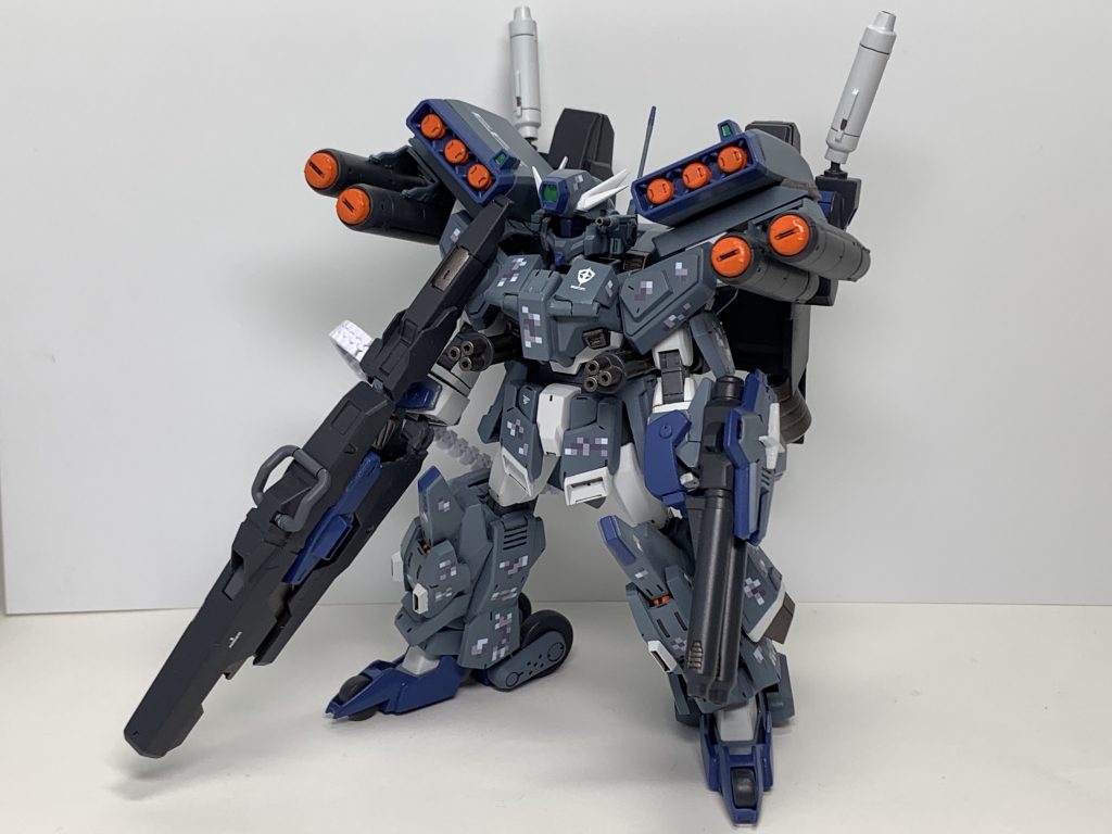 FAAZアデル 重装改(アサルトカスタム)3連装長距離ミサイルポッド×2、対艦ミサイル×4、2連装ドッズライフルを更に追加装備とした重装備型。